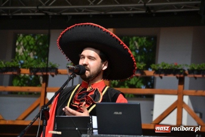 Zdjęcie w galerii na portalu naszraciborz.pl: Hiszpańska muzyka, przepiękne stroje i dekoracje, czyli Poemat dla Hiszpanii na Zamku Piastowskim  wiadomości z regionu