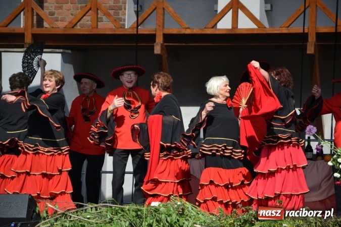 Zdjęcie w galerii na portalu naszraciborz.pl: Hiszpańska muzyka, przepiękne stroje i dekoracje, czyli Poemat dla Hiszpanii na Zamku Piastowskim  wiadomości z regionu