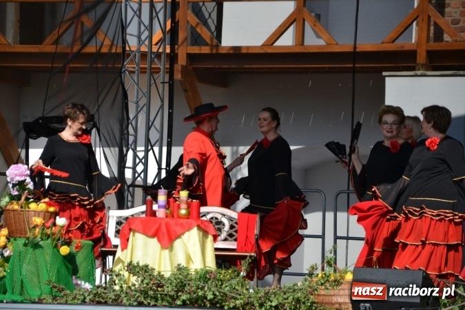 Zdjęcie w galerii na portalu naszraciborz.pl: Hiszpańska muzyka, przepiękne stroje i dekoracje, czyli Poemat dla Hiszpanii na Zamku Piastowskim  wiadomości z regionu