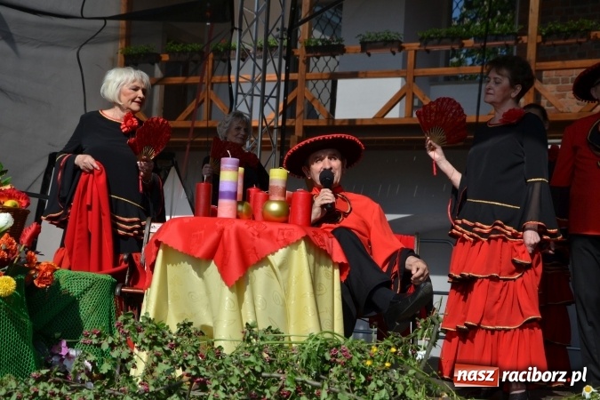 Zdjęcie w galerii na portalu naszraciborz.pl: Hiszpańska muzyka, przepiękne stroje i dekoracje, czyli Poemat dla Hiszpanii na Zamku Piastowskim  wiadomości z regionu