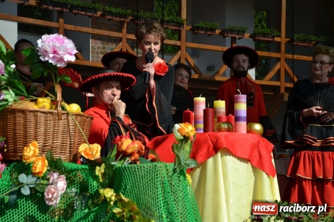 Zdjęcie w galerii na portalu naszraciborz.pl: Hiszpańska muzyka, przepiękne stroje i dekoracje, czyli Poemat dla Hiszpanii na Zamku Piastowskim  wiadomości z regionu