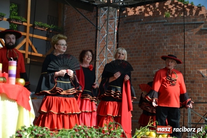 Zdjęcie w galerii na portalu naszraciborz.pl: Hiszpańska muzyka, przepiękne stroje i dekoracje, czyli Poemat dla Hiszpanii na Zamku Piastowskim  wiadomości z regionu