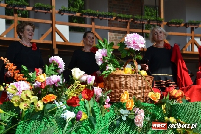 Zdjęcie w galerii na portalu naszraciborz.pl: Hiszpańska muzyka, przepiękne stroje i dekoracje, czyli Poemat dla Hiszpanii na Zamku Piastowskim  wiadomości z regionu