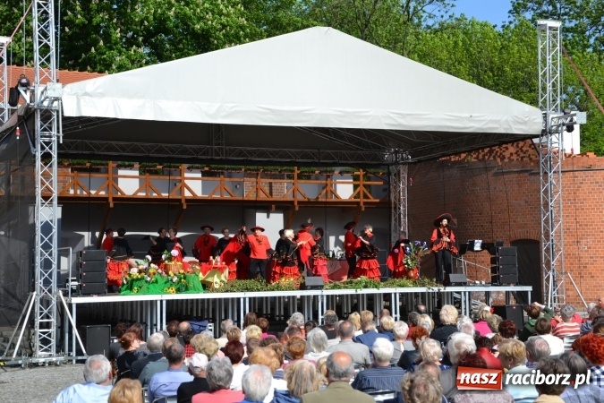 Zdjęcie w galerii na portalu naszraciborz.pl: Hiszpańska muzyka, przepiękne stroje i dekoracje, czyli Poemat dla Hiszpanii na Zamku Piastowskim  wiadomości z regionu