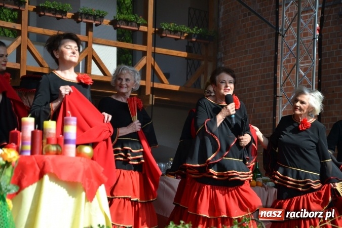 Zdjęcie w galerii na portalu naszraciborz.pl: Hiszpańska muzyka, przepiękne stroje i dekoracje, czyli Poemat dla Hiszpanii na Zamku Piastowskim  wiadomości z regionu