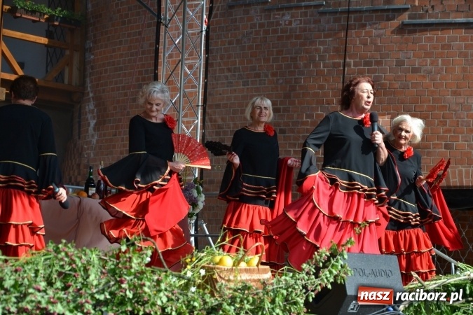 Zdjęcie w galerii na portalu naszraciborz.pl: Hiszpańska muzyka, przepiękne stroje i dekoracje, czyli Poemat dla Hiszpanii na Zamku Piastowskim  wiadomości z regionu