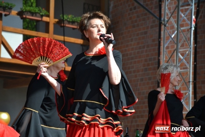 Zdjęcie w galerii na portalu naszraciborz.pl: Hiszpańska muzyka, przepiękne stroje i dekoracje, czyli Poemat dla Hiszpanii na Zamku Piastowskim  wiadomości z regionu