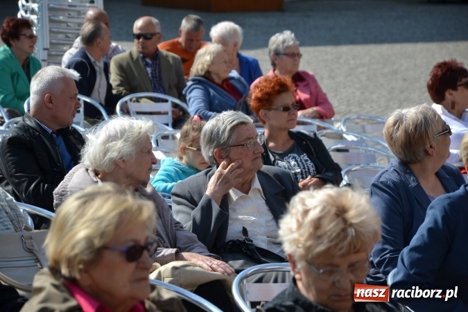 Zdjęcie w galerii na portalu naszraciborz.pl: Hiszpańska muzyka, przepiękne stroje i dekoracje, czyli Poemat dla Hiszpanii na Zamku Piastowskim  wiadomości z regionu