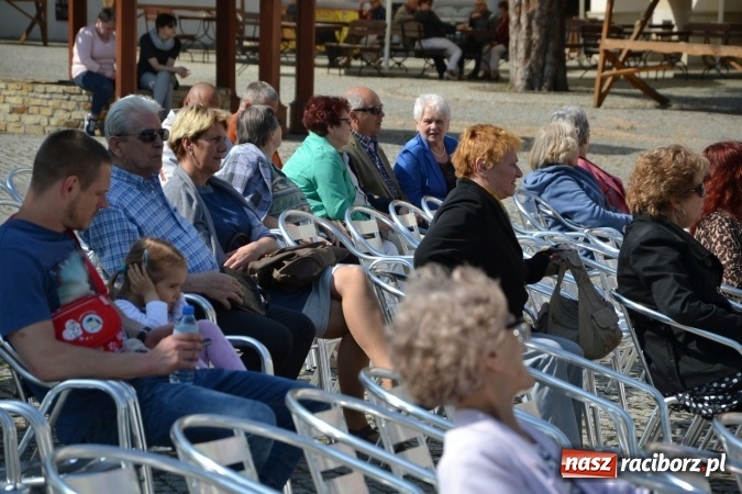 Zdjęcie w galerii na portalu naszraciborz.pl: Hiszpańska muzyka, przepiękne stroje i dekoracje, czyli Poemat dla Hiszpanii na Zamku Piastowskim  wiadomości z regionu