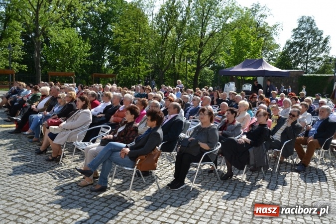 Zdjęcie w galerii na portalu naszraciborz.pl: Hiszpańska muzyka, przepiękne stroje i dekoracje, czyli Poemat dla Hiszpanii na Zamku Piastowskim  wiadomości z regionu