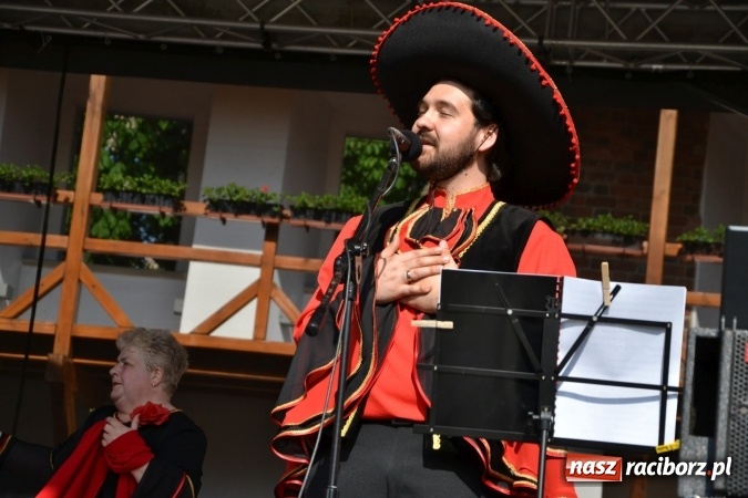 Zdjęcie w galerii na portalu naszraciborz.pl: Hiszpańska muzyka, przepiękne stroje i dekoracje, czyli Poemat dla Hiszpanii na Zamku Piastowskim  wiadomości z regionu