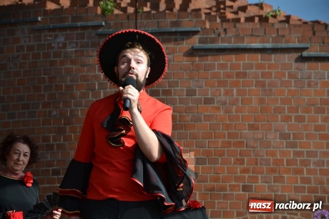 Zdjęcie w galerii na portalu naszraciborz.pl: Hiszpańska muzyka, przepiękne stroje i dekoracje, czyli Poemat dla Hiszpanii na Zamku Piastowskim  wiadomości z regionu