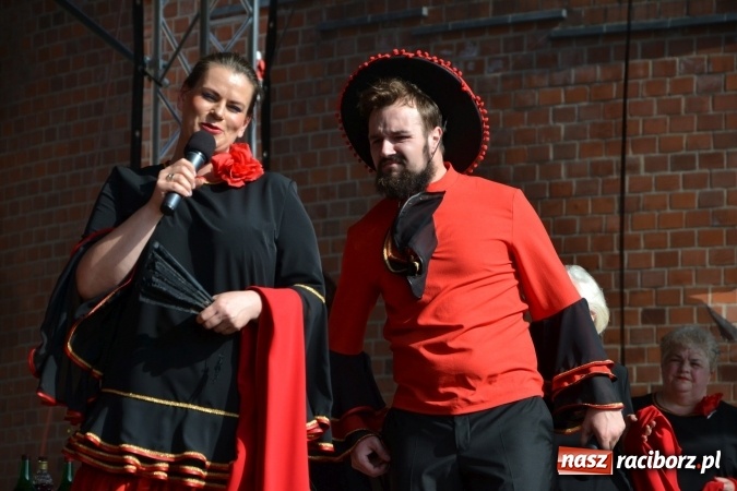 Zdjęcie w galerii na portalu naszraciborz.pl: Hiszpańska muzyka, przepiękne stroje i dekoracje, czyli Poemat dla Hiszpanii na Zamku Piastowskim  wiadomości z regionu