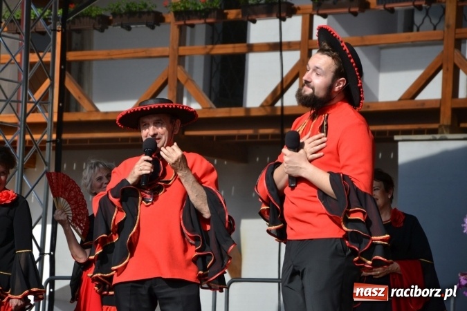 Zdjęcie w galerii na portalu naszraciborz.pl: Hiszpańska muzyka, przepiękne stroje i dekoracje, czyli Poemat dla Hiszpanii na Zamku Piastowskim  wiadomości z regionu