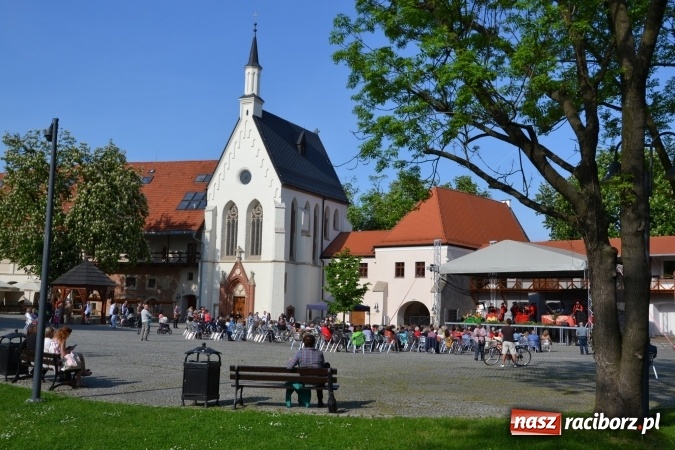 Zdjęcie w galerii na portalu naszraciborz.pl: Hiszpańska muzyka, przepiękne stroje i dekoracje, czyli Poemat dla Hiszpanii na Zamku Piastowskim  wiadomości z regionu