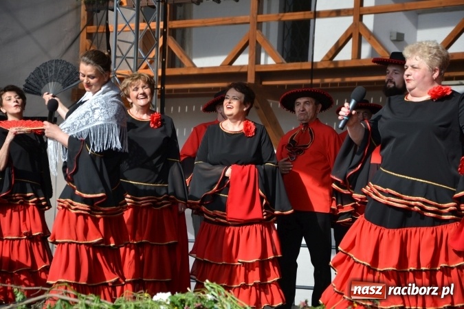 Zdjęcie w galerii na portalu naszraciborz.pl: Hiszpańska muzyka, przepiękne stroje i dekoracje, czyli Poemat dla Hiszpanii na Zamku Piastowskim  wiadomości z regionu