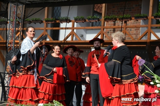 Zdjęcie w galerii na portalu naszraciborz.pl: Hiszpańska muzyka, przepiękne stroje i dekoracje, czyli Poemat dla Hiszpanii na Zamku Piastowskim  wiadomości z regionu