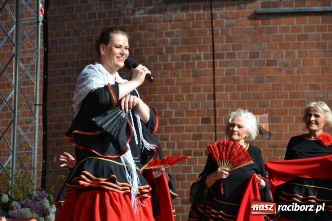 Zdjęcie w galerii na portalu naszraciborz.pl: Hiszpańska muzyka, przepiękne stroje i dekoracje, czyli Poemat dla Hiszpanii na Zamku Piastowskim  wiadomości z regionu