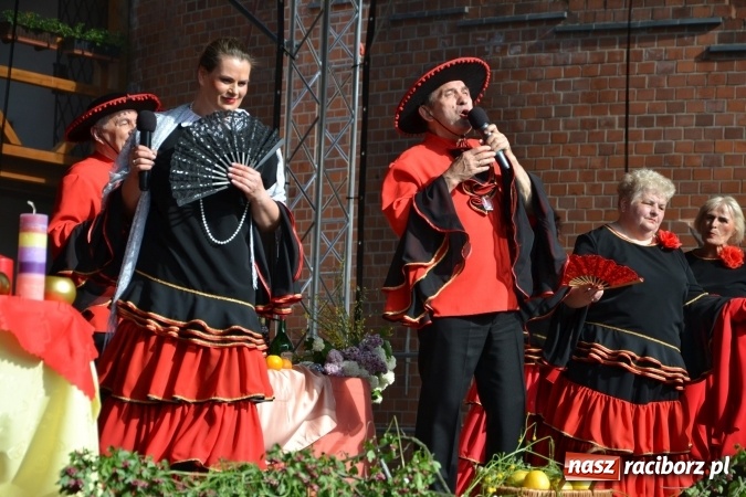 Zdjęcie w galerii na portalu naszraciborz.pl: Hiszpańska muzyka, przepiękne stroje i dekoracje, czyli Poemat dla Hiszpanii na Zamku Piastowskim  wiadomości z regionu