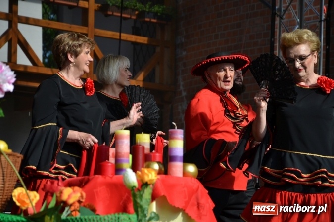 Zdjęcie w galerii na portalu naszraciborz.pl: Hiszpańska muzyka, przepiękne stroje i dekoracje, czyli Poemat dla Hiszpanii na Zamku Piastowskim  wiadomości z regionu