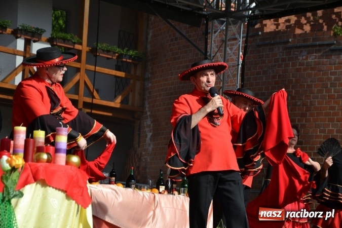 Zdjęcie w galerii na portalu naszraciborz.pl: Hiszpańska muzyka, przepiękne stroje i dekoracje, czyli Poemat dla Hiszpanii na Zamku Piastowskim  wiadomości z regionu