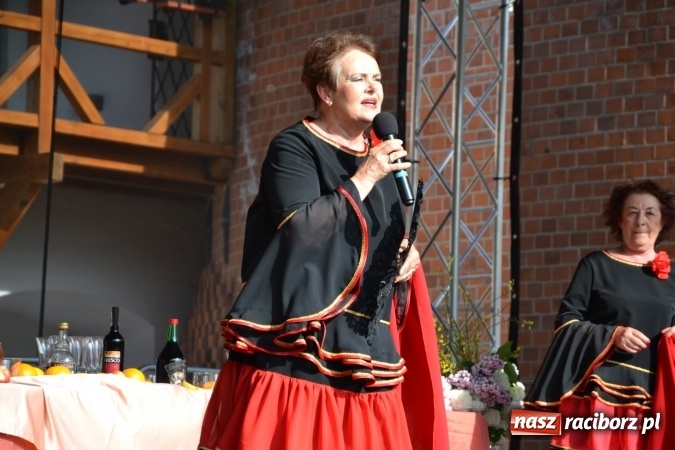 Zdjęcie w galerii na portalu naszraciborz.pl: Hiszpańska muzyka, przepiękne stroje i dekoracje, czyli Poemat dla Hiszpanii na Zamku Piastowskim  wiadomości z regionu