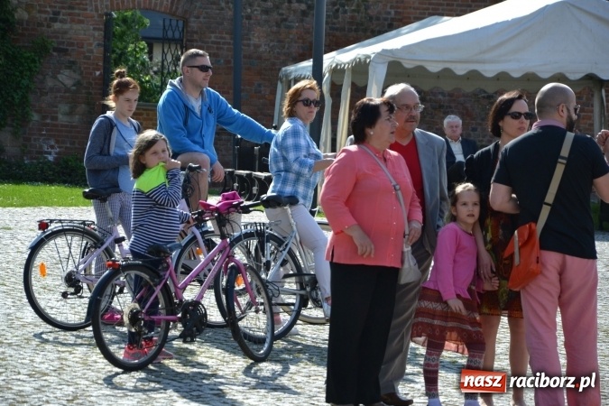Zdjęcie w galerii na portalu naszraciborz.pl: Hiszpańska muzyka, przepiękne stroje i dekoracje, czyli Poemat dla Hiszpanii na Zamku Piastowskim  wiadomości z regionu