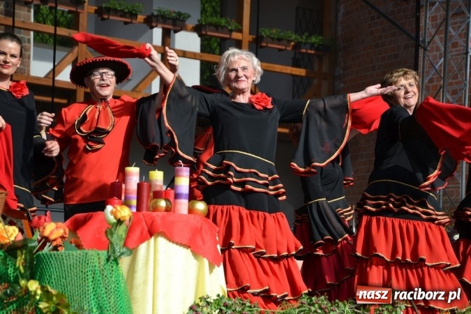 Zdjęcie w galerii na portalu naszraciborz.pl: Hiszpańska muzyka, przepiękne stroje i dekoracje, czyli Poemat dla Hiszpanii na Zamku Piastowskim  wiadomości z regionu