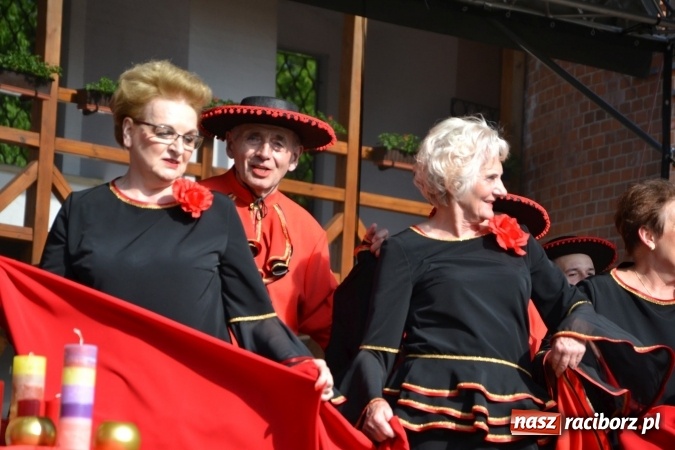 Zdjęcie w galerii na portalu naszraciborz.pl: Hiszpańska muzyka, przepiękne stroje i dekoracje, czyli Poemat dla Hiszpanii na Zamku Piastowskim  wiadomości z regionu