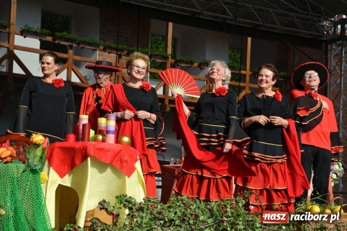 Zdjęcie w galerii na portalu naszraciborz.pl: Hiszpańska muzyka, przepiękne stroje i dekoracje, czyli Poemat dla Hiszpanii na Zamku Piastowskim  wiadomości z regionu