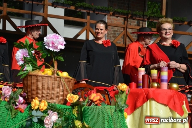 Zdjęcie w galerii na portalu naszraciborz.pl: Hiszpańska muzyka, przepiękne stroje i dekoracje, czyli Poemat dla Hiszpanii na Zamku Piastowskim  wiadomości z regionu