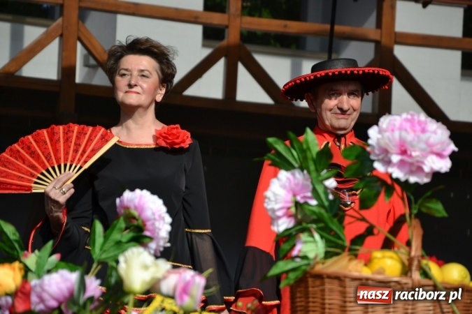 Zdjęcie w galerii na portalu naszraciborz.pl: Hiszpańska muzyka, przepiękne stroje i dekoracje, czyli Poemat dla Hiszpanii na Zamku Piastowskim  wiadomości z regionu