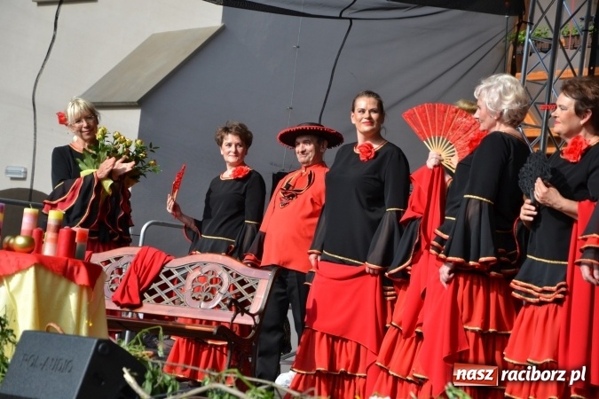 Zdjęcie w galerii na portalu naszraciborz.pl: Hiszpańska muzyka, przepiękne stroje i dekoracje, czyli Poemat dla Hiszpanii na Zamku Piastowskim  wiadomości z regionu