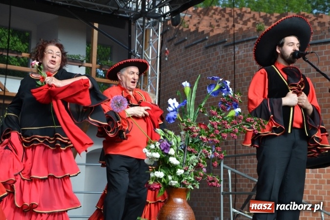 Zdjęcie w galerii na portalu naszraciborz.pl: Hiszpańska muzyka, przepiękne stroje i dekoracje, czyli Poemat dla Hiszpanii na Zamku Piastowskim  wiadomości z regionu