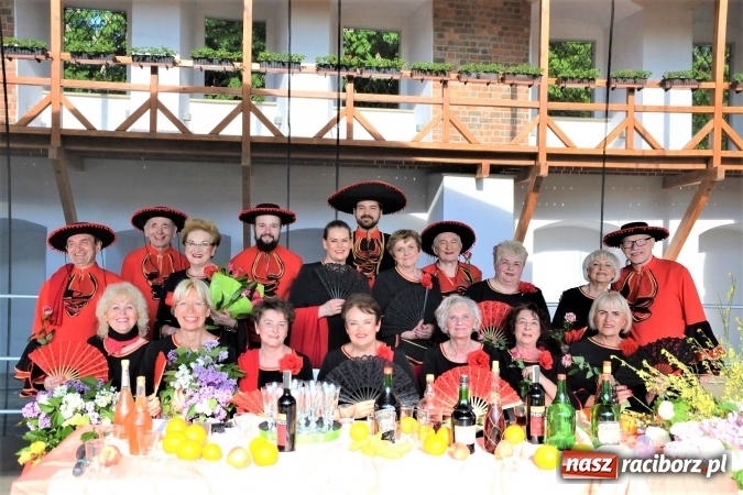 Zdjęcie w galerii na portalu naszraciborz.pl: Hiszpańska muzyka, przepiękne stroje i dekoracje, czyli Poemat dla Hiszpanii na Zamku Piastowskim  wiadomości z regionu