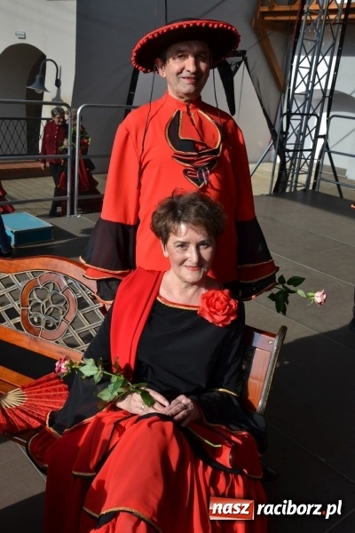 Zdjęcie w galerii na portalu naszraciborz.pl: Hiszpańska muzyka, przepiękne stroje i dekoracje, czyli Poemat dla Hiszpanii na Zamku Piastowskim  wiadomości z regionu