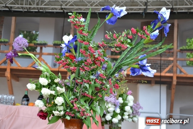 Zdjęcie w galerii na portalu naszraciborz.pl: Hiszpańska muzyka, przepiękne stroje i dekoracje, czyli Poemat dla Hiszpanii na Zamku Piastowskim  wiadomości z regionu