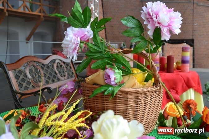 Zdjęcie w galerii na portalu naszraciborz.pl: Hiszpańska muzyka, przepiękne stroje i dekoracje, czyli Poemat dla Hiszpanii na Zamku Piastowskim  wiadomości z regionu