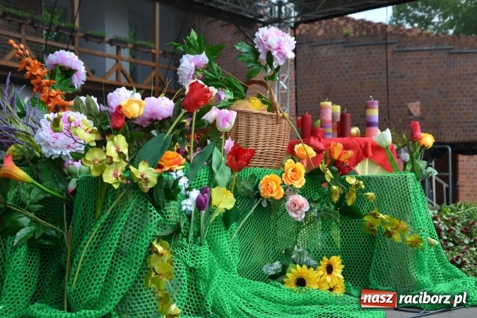 Zdjęcie w galerii na portalu naszraciborz.pl: Hiszpańska muzyka, przepiękne stroje i dekoracje, czyli Poemat dla Hiszpanii na Zamku Piastowskim  wiadomości z regionu