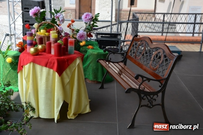 Zdjęcie w galerii na portalu naszraciborz.pl: Hiszpańska muzyka, przepiękne stroje i dekoracje, czyli Poemat dla Hiszpanii na Zamku Piastowskim  wiadomości z regionu