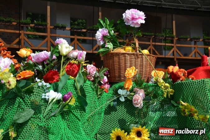 Zdjęcie w galerii na portalu naszraciborz.pl: Hiszpańska muzyka, przepiękne stroje i dekoracje, czyli Poemat dla Hiszpanii na Zamku Piastowskim  wiadomości z regionu