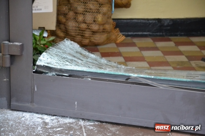 Zdjęcie w galerii na portalu naszraciborz.pl: Nocne włamanie do sklepu w Jankowicach wiadomości z regionu