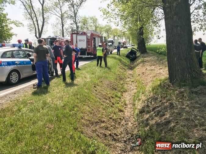 Zdjęcie w galerii na portalu naszraciborz.pl: Wypadek na trasie Pietrowice Wielkie - Racibórz. Dwie osoby w szpitalu, sprawca doznał urazu kręgosłupa  wiadomości z regionu