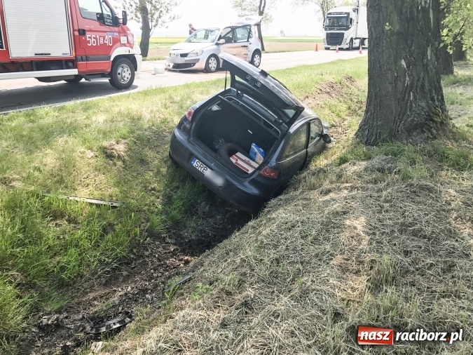 Zdjęcie w galerii na portalu naszraciborz.pl: Wypadek na trasie Pietrowice Wielkie - Racibórz. Dwie osoby w szpitalu, sprawca doznał urazu kręgosłupa  wiadomości z regionu