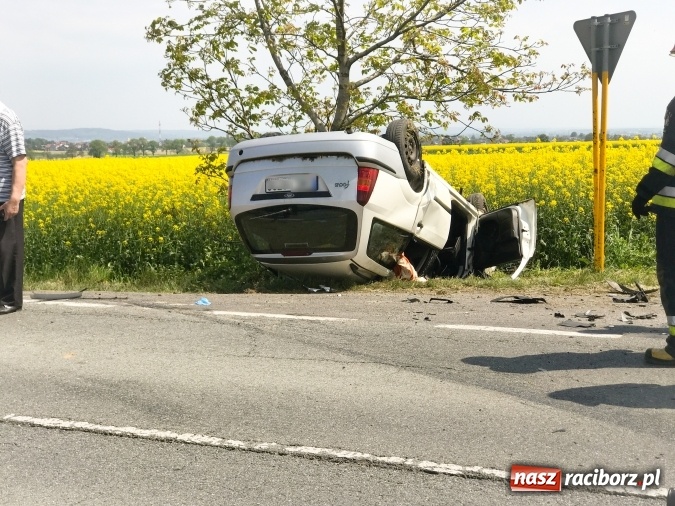Zdjęcie w galerii na portalu naszraciborz.pl: Wypadek na trasie Pietrowice Wielkie - Racibórz. Dwie osoby w szpitalu, sprawca doznał urazu kręgosłupa  wiadomości z regionu