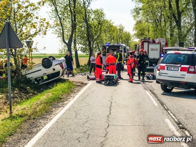 Zdjęcie w galerii na portalu naszraciborz.pl: Wypadek na trasie Pietrowice Wielkie - Racibórz. Dwie osoby w szpitalu, sprawca doznał urazu kręgosłupa  wiadomości z regionu