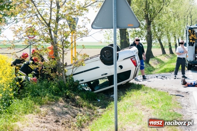Zdjęcie w galerii na portalu naszraciborz.pl: Wypadek na trasie Pietrowice Wielkie - Racibórz. Dwie osoby w szpitalu, sprawca doznał urazu kręgosłupa  wiadomości z regionu