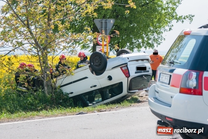 Zdjęcie w galerii na portalu naszraciborz.pl: Wypadek na trasie Pietrowice Wielkie - Racibórz. Dwie osoby w szpitalu, sprawca doznał urazu kręgosłupa  wiadomości z regionu