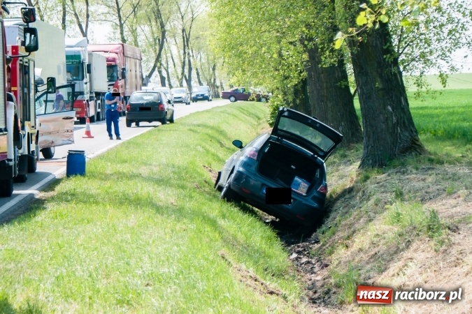 Zdjęcie w galerii na portalu naszraciborz.pl: Wypadek na trasie Pietrowice Wielkie - Racibórz. Dwie osoby w szpitalu, sprawca doznał urazu kręgosłupa  wiadomości z regionu