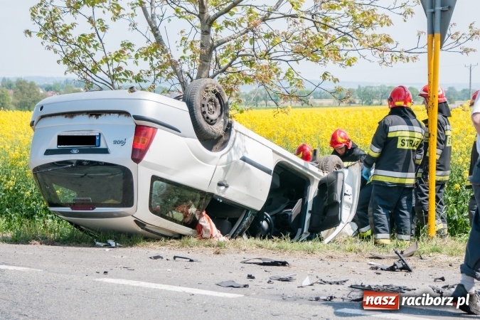 Zdjęcie w galerii na portalu naszraciborz.pl: Wypadek na trasie Pietrowice Wielkie - Racibórz. Dwie osoby w szpitalu, sprawca doznał urazu kręgosłupa  wiadomości z regionu